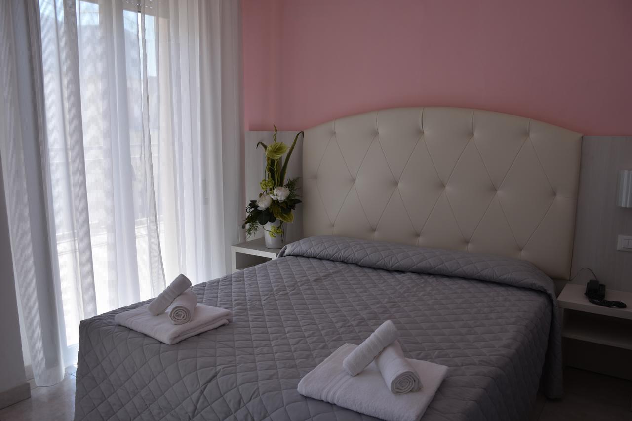 Hotel Gambrinus Rimini Buitenkant foto