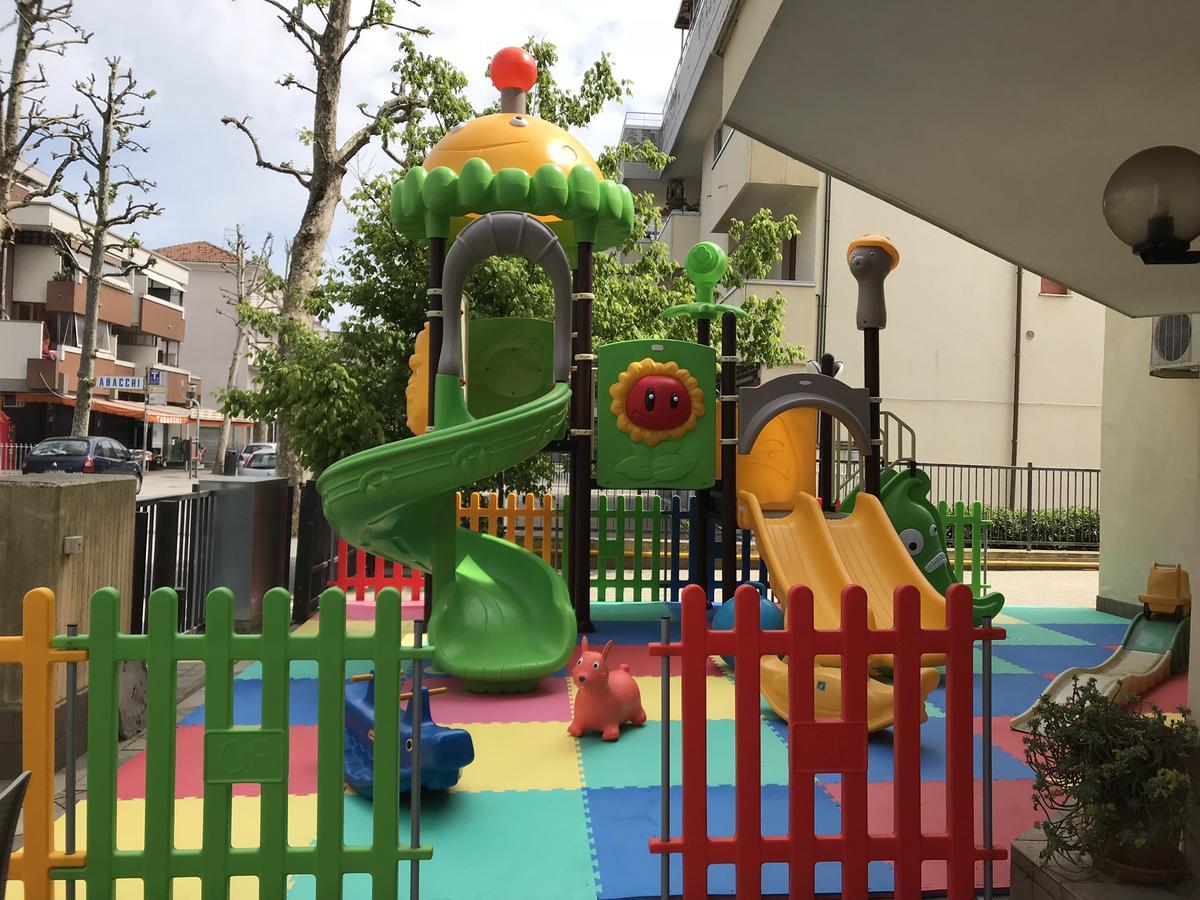 Hotel Gambrinus Rimini Buitenkant foto